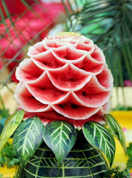 Bông hoa phăng rực rỡ được khắc khéo léo từ quả dưa hấu. (Nguồn: CCTV)