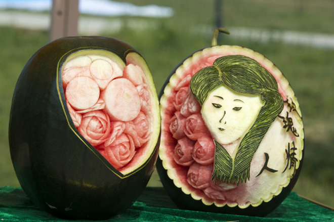 Chân dung của một người phụ nữ bên những bông hồng sặc sỡ. (Nguồn: CCTV)