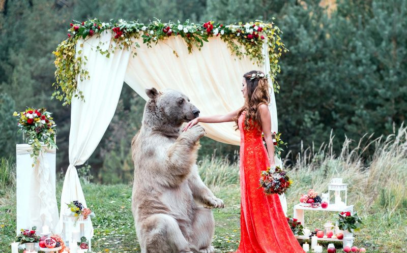 Stepan được cặp vợ chồng người Nga - Svetlana và Yuriy Panteleenko - nhận nuôi sau khi mất mẹ. (Nguồn: Caters News Agency)