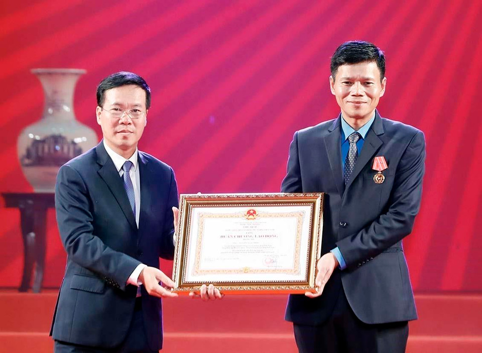  Đồng chí Võ Văn Thưởng, Ủy viên Bộ Chính trị, Bí thư Trung ương Đảng, Trưởng Ban Tuyên giáo Trung ương trao tặng Huân chương Lao động hạng Ba cho Tổng biên tập Báo Lao động Nguyễn Ngọc Hiển. (Ảnh: Thống Nhất/TTXVN)