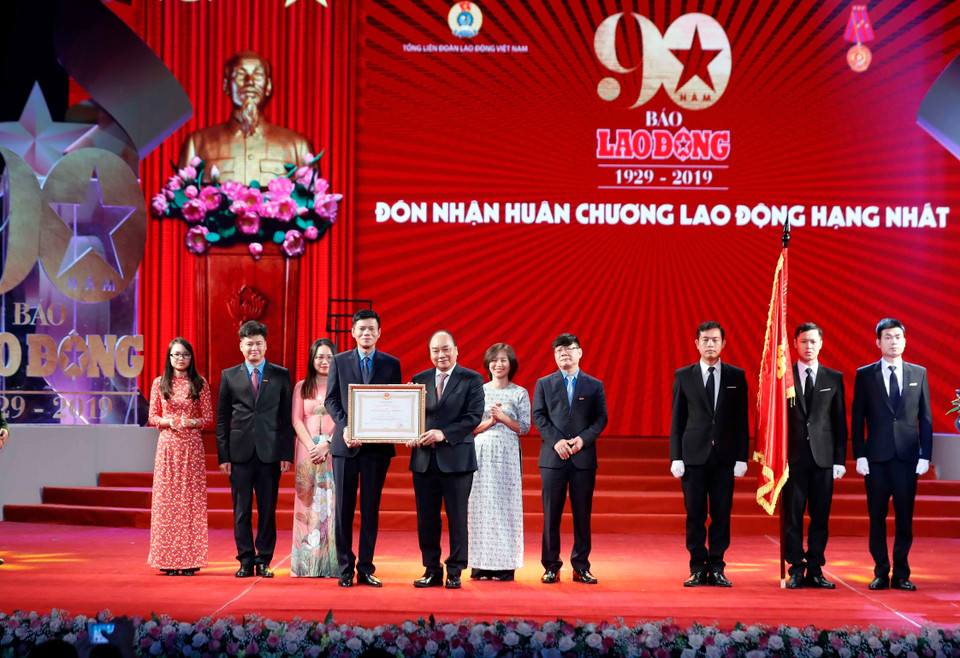 Thủ tướng Nguyễn Xuân Phúc trao tặng Huân chương Lao động hạng Nhất cho Báo Lao động. (Ảnh: Thống Nhất/TTXVN)