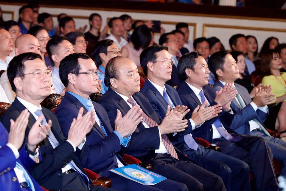 Thủ tướng Nguyễn Xuân Phúc, đồng chí Võ Văn Thưởng, Ủy viên Bộ Chính trị, Bí thư Trung ương Đảng, Trưởng Ban Tuyên giáo Trung ương và các đại biểu tham dự Lễ kỷ niệm. (Ảnh: Thống Nhất/TTXVN)