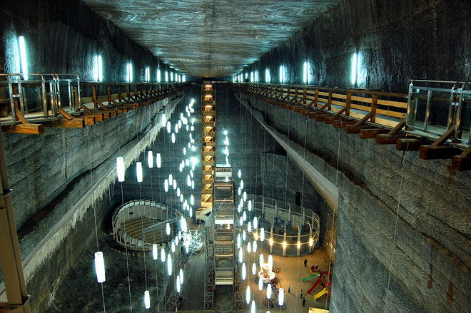 Mỏ muối này bị bỏ hoang và đã được những người thợ xây khéo léo biến thành công viên giải trí.