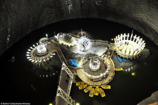 Mỏ muối này nằm ở Transylvania, Romania
