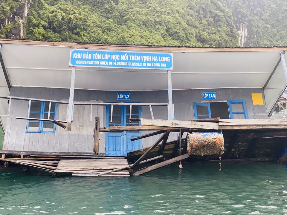 Khu bảo tồn lớp học làng chài trên vịnh Hạ Long bị chìm do xuống cấp. (Ảnh: TTXVN phát)