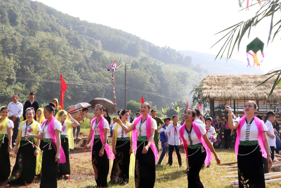 Người phụ nữ Thái hào hứng với trò tung còn. Quả còn tung lên mang ý nghĩa tượng trưng cho việc rũ bỏ những việc xấu, những buồn đau để đón ấm no, hạnh phúc. (Ảnh: Đinh Thùy/TTXVN)