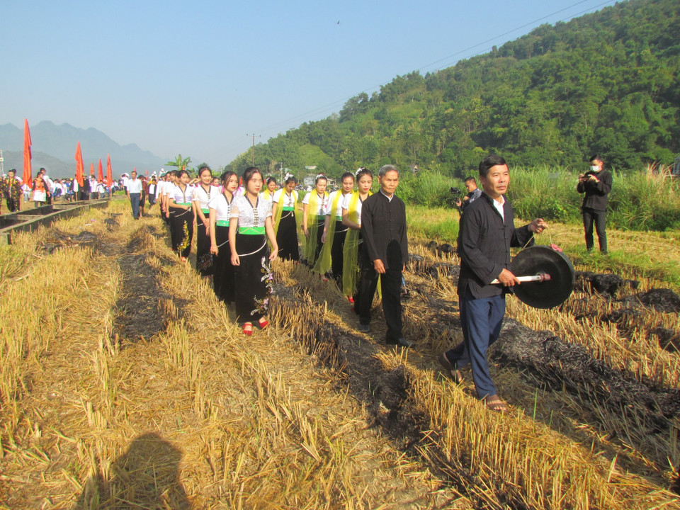 Mở màn Lễ hội Kin lẩu khẩu mẩu là nghi thức rước hồn lúa, là nghi lễ linh thiêng thể hiện sự trân quý hồn lúa và đề cao Thần nông. (Ảnh: Đinh Thùy/TTXVN)