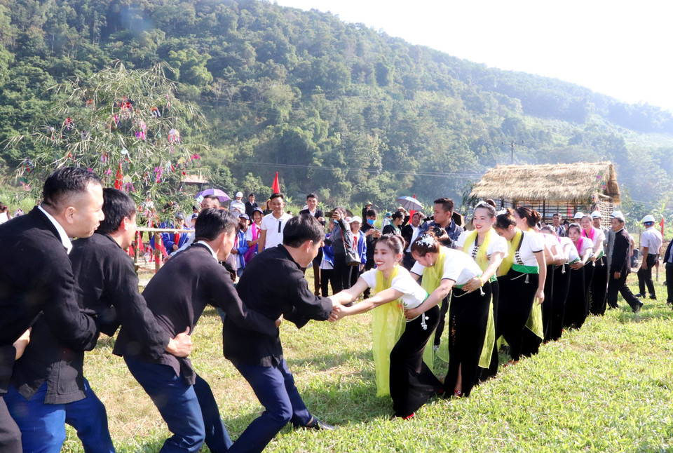 Trò chơi kéo co không chỉ gắn kết người chơi mà còn thu hút đông đảo khán giả tham gia. (Ảnh: Đinh Thùy/TTXVN)