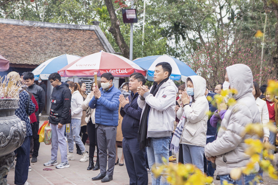 Mọi người tới đền Trần Nam Định không chỉ để du xuân trong những ngày đầu năm mà còn là để nhớ về cội nguồn của dân tộc. (Ảnh: Công Luật/TTXVN)