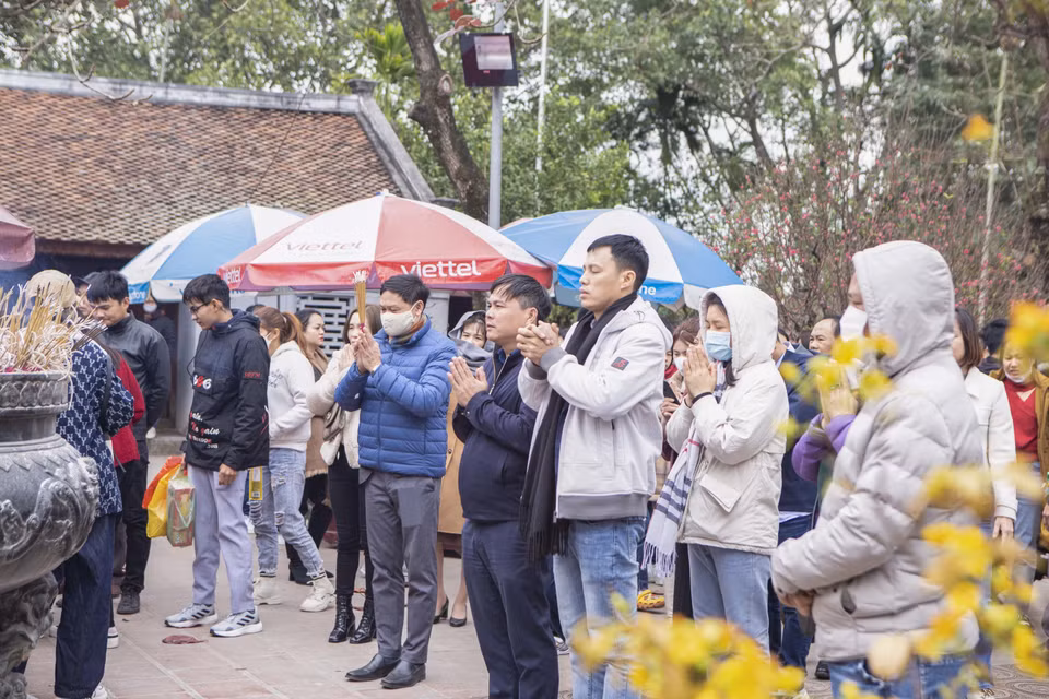 Mọi người tới đền Trần Nam Định không chỉ để du xuân trong những ngày đầu năm mà còn là để nhớ về cội nguồn của dân tộc. (Ảnh: Công Luật/TTXVN)