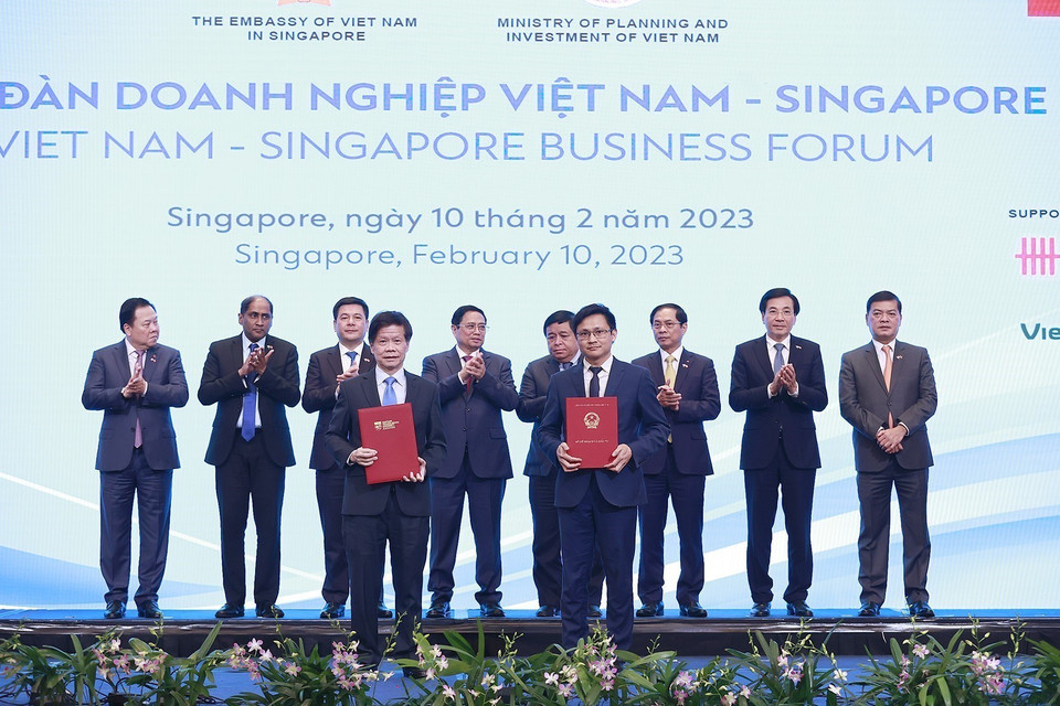 Hình ảnh Thủ tướng Phạm Minh Chính chứng kiến trao thỏa thuận hợp tác giữa các cơ quan và doanh nghiệp hai nước. (Ảnh: Dương Giang/TTXVN)