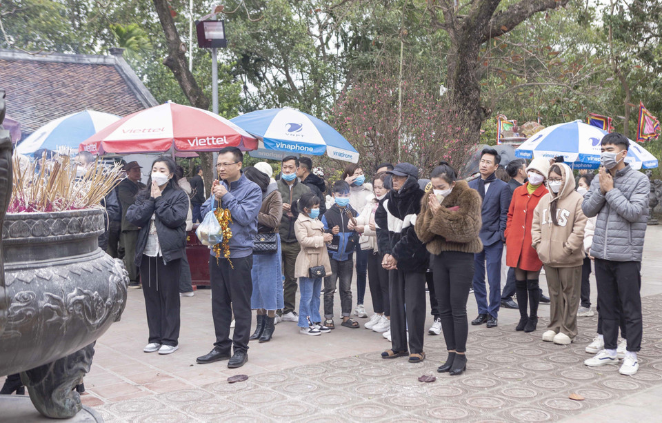 Đi lễ đền, chùa đã trở thành một nét văn hóa của người Việt Nam trong dịp đầu xuân năm mới. (Ảnh: Công Luật/TTXVN)