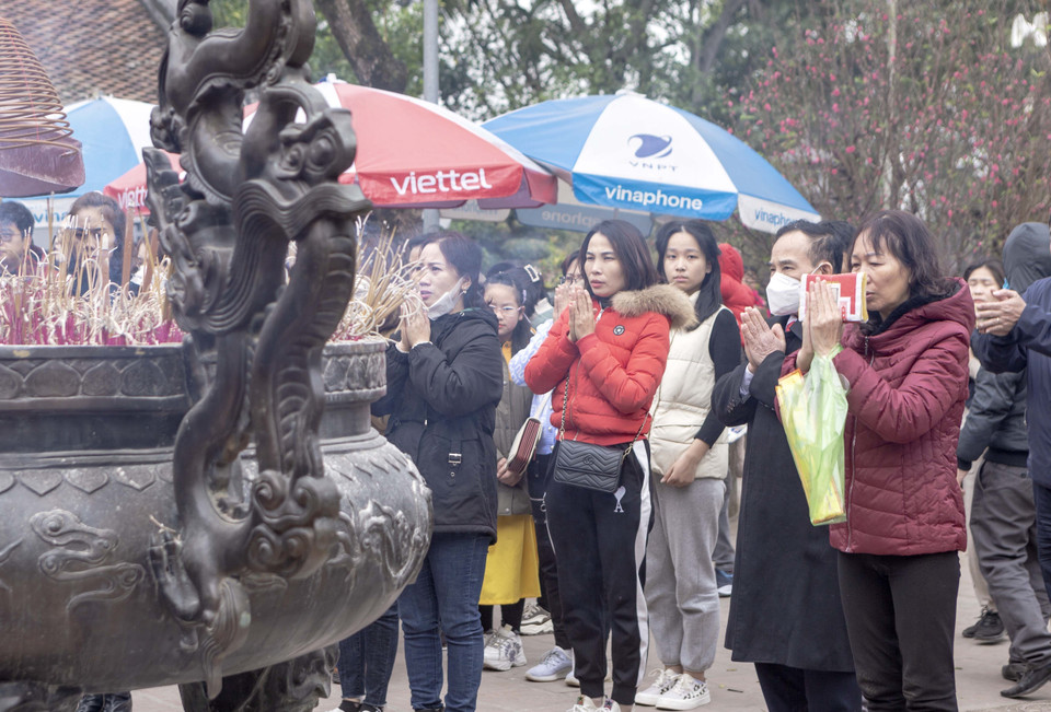 Những ngày đầu xuân Quý Mão năm 2023 có rất đông người dân và du khách tới đền Trần Nam Định để du xuân và cũng là để cầu bình an, may mắn cho gia đình và người thân. (Ảnh: Công Luật/TTXVN) 