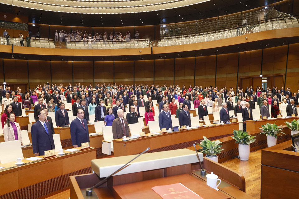 Tổng Bí thư Nguyễn Phú Trọng, Chủ tịch nước Nguyễn Xuân Phúc, Thủ tướng Phạm Minh Chính cùng các lãnh đạo, nguyên lãnh đạo Đảng, Nhà nước và các đại biểu thực hiện nghi lễ chào cờ. (Ảnh: Doãn Tấn/TTXVN) 