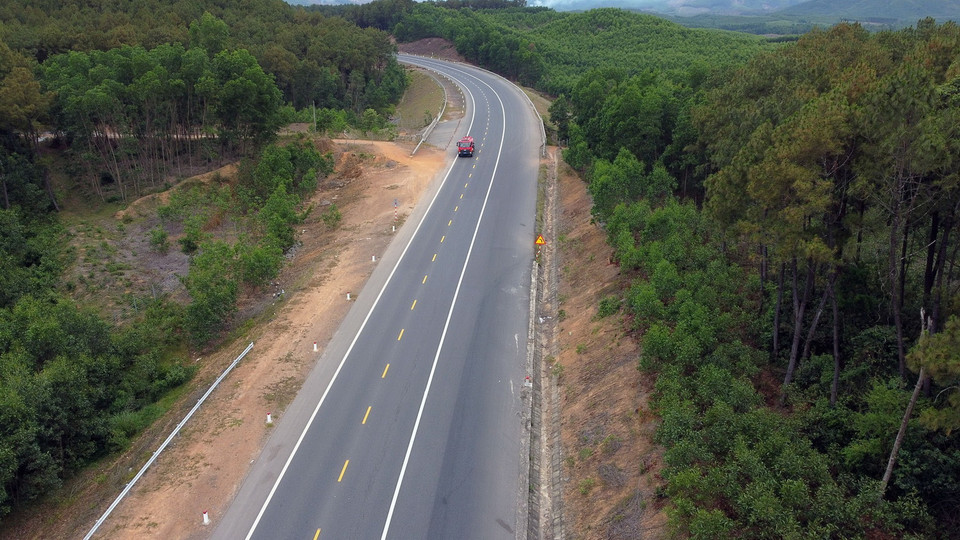 Tuyến đường đi qua khu vực rừng keo tại địa huyện Phú Lộc, Thừa Thiên-Huế. (Ảnh: Huy Hùng/TTXVN)