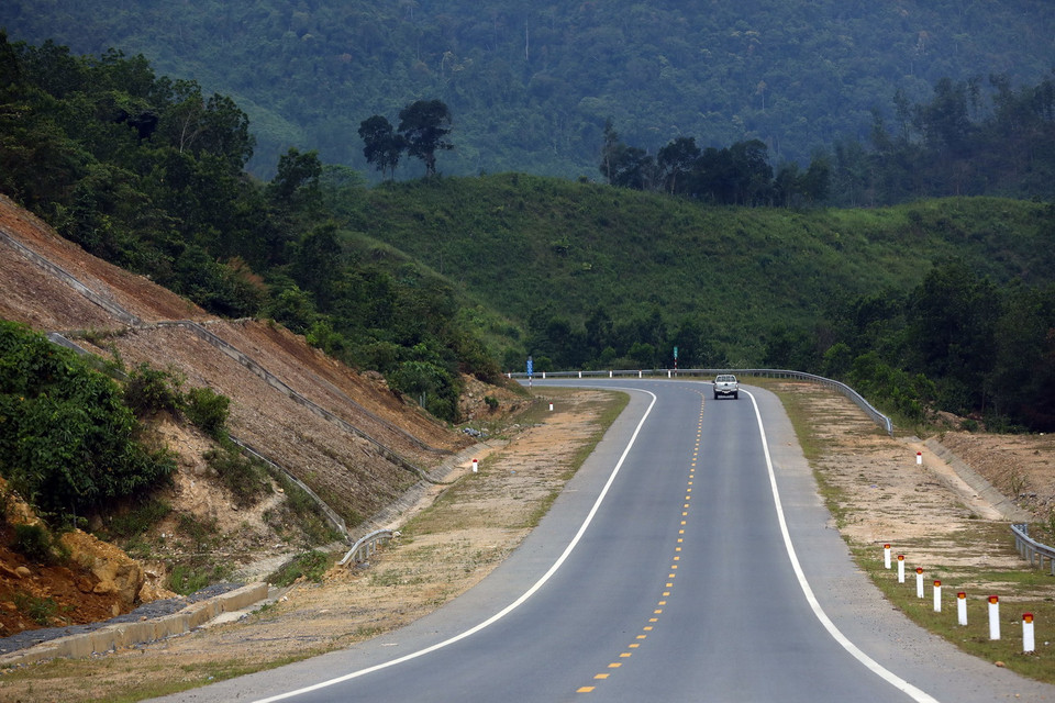 Tuyến đường chạy qua những cánh rừng ngút ngàn màu xanh của rừng quốc gia Bạch Mã. (Ảnh: Huy Hùng/TTXVN)