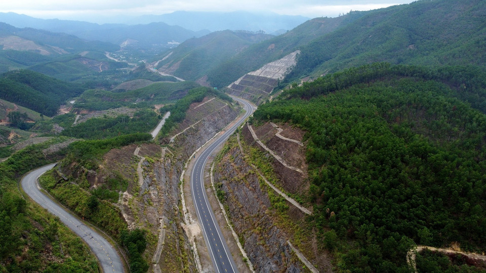 Tuyến cao tốc chạy song song với tỉnh lộ 14B của Thừa Thiên-Huế. (Ảnh: Huy Hùng/TTXVN)