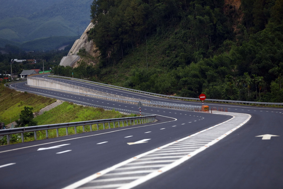 Nút giao thông 2 tầng tại địa phận thị trấn Khe Tre huyện Nam Đông (Thừa Thiên-Huế). (Ảnh: Huy Hùng/TTXVN)