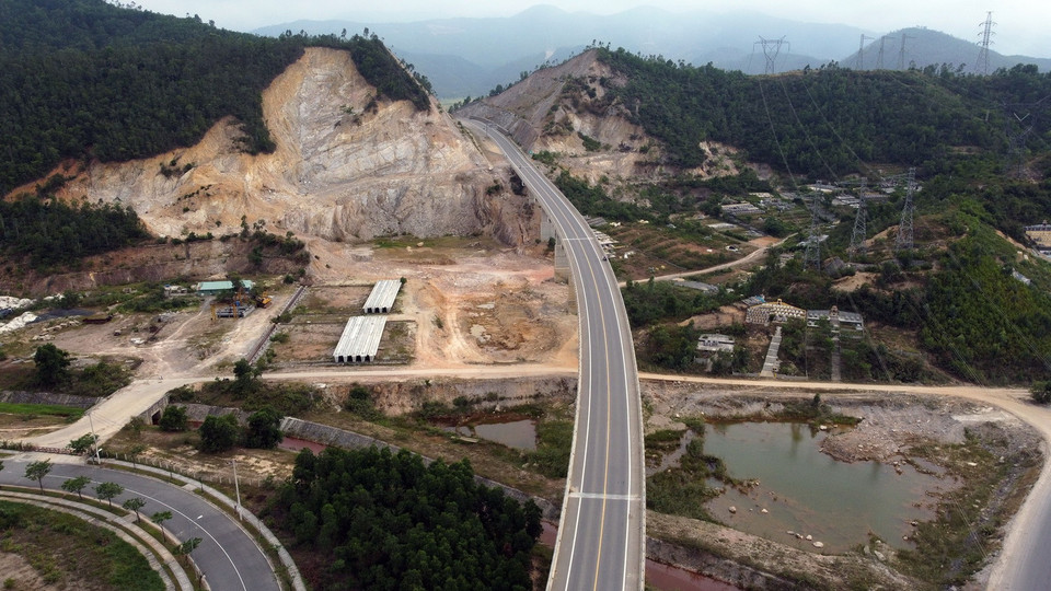 Cao tốc La Sơn-Túy Loan nối tỉnh Thừa Thiên-Huế với thành phố Đà Nẵng đang hoàn thành những hạng mục cuối cùng để thông xe kỹ thuật sau hơn 5 năm thi công. (Ảnh: Huy Hùng/TTXVN)