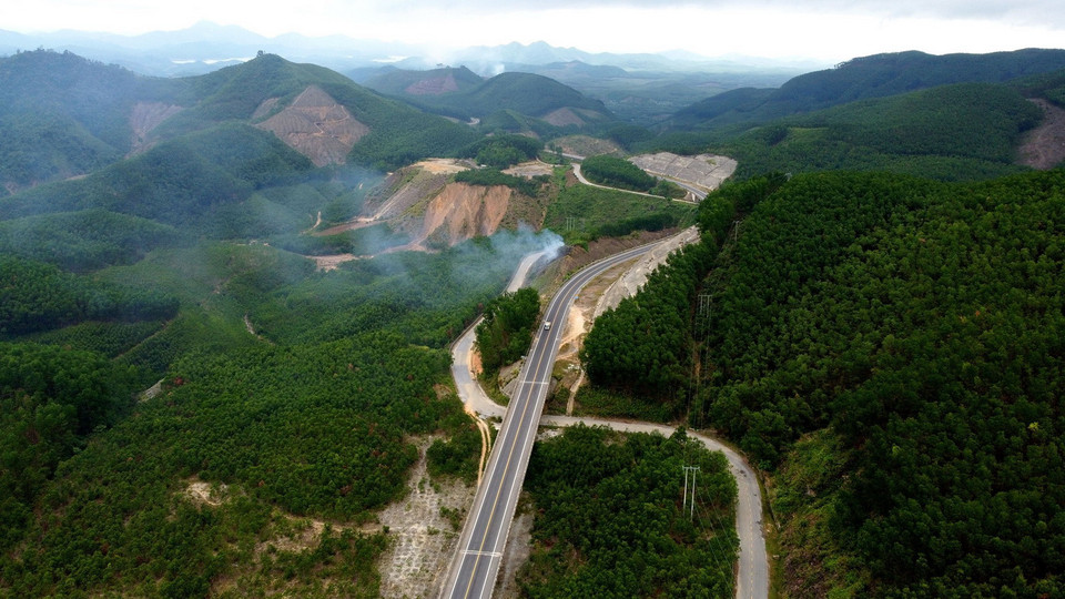 Cao tốc La Sơn-Túy Loan có tổng mức đầu tư 11.485 tỷ đồng, giai đoạn một dài khoảng 77,5km, quy mô 2 làn xe, nền đường rộng 12m. (Ảnh: Huy Hùng/TTXVN)