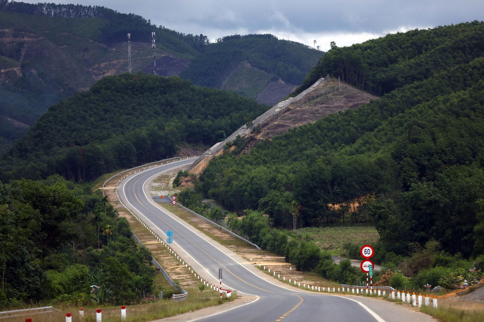 Đây là đoạn tuyến cao tốc đi hoàn toàn trên tuyến mới, địa hình, địa chất rất khó khăn, phức tạp và phải xử lý kỹ thuật nhiều trong quá trình thi công. (Ảnh: Huy Hùng/TTXVN)