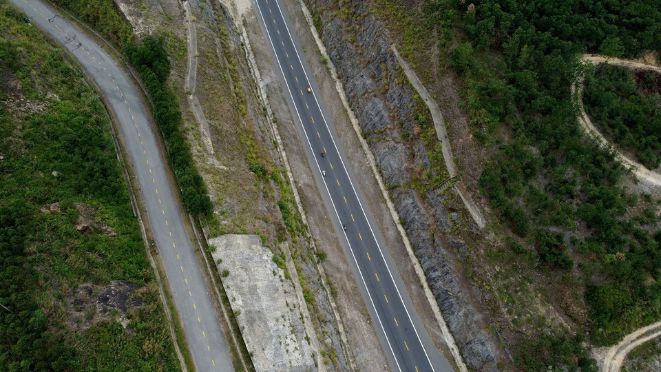 Cao tốc La Sơn-Túy Loan có tổng mức đầu tư 11.485 tỷ đồng, giai đoạn một dài khoảng 77,5km, quy mô 2 làn xe, nền đường rộng 12m. (Ảnh: Huy Hùng/TTXVN)