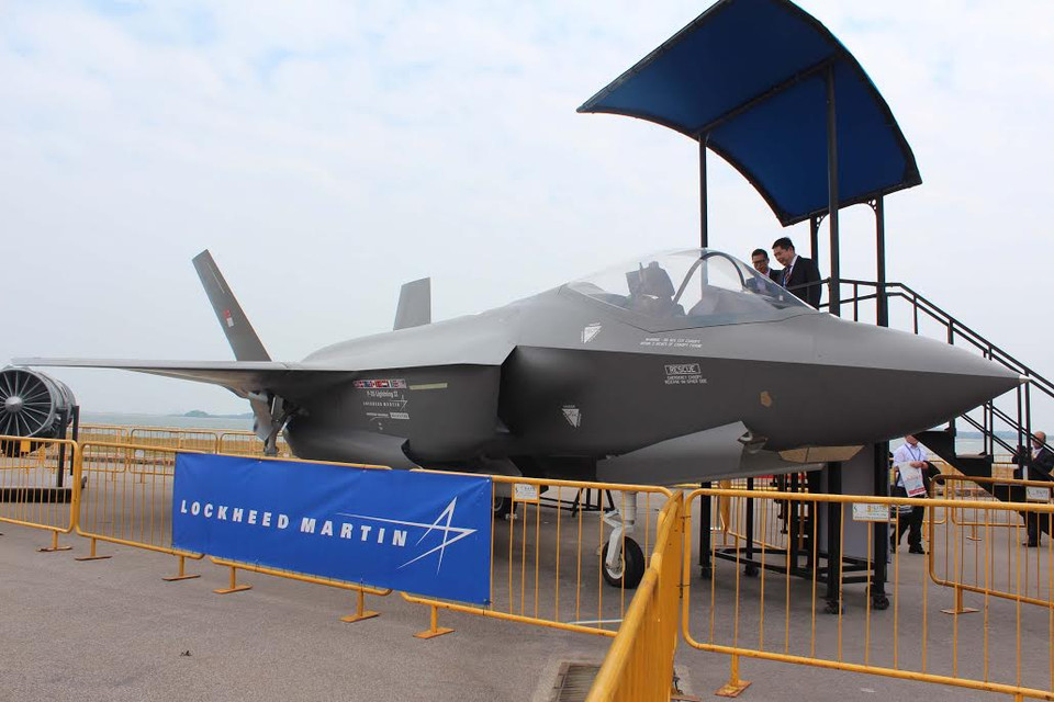 Máy bay chiến đấu F-35 của Lockheed Martin được trưng bày ngoài trời tại Singapore Air show 2014