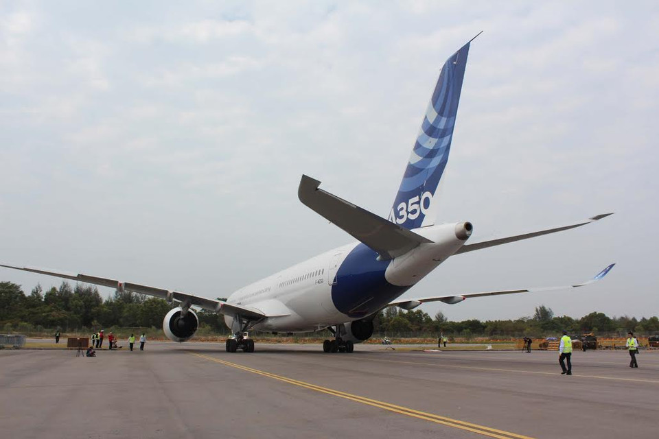 Chiếc A 350 khổng lồ của hãng Airbus được trưng bày ngoài trời tại Singapore Air show 2014