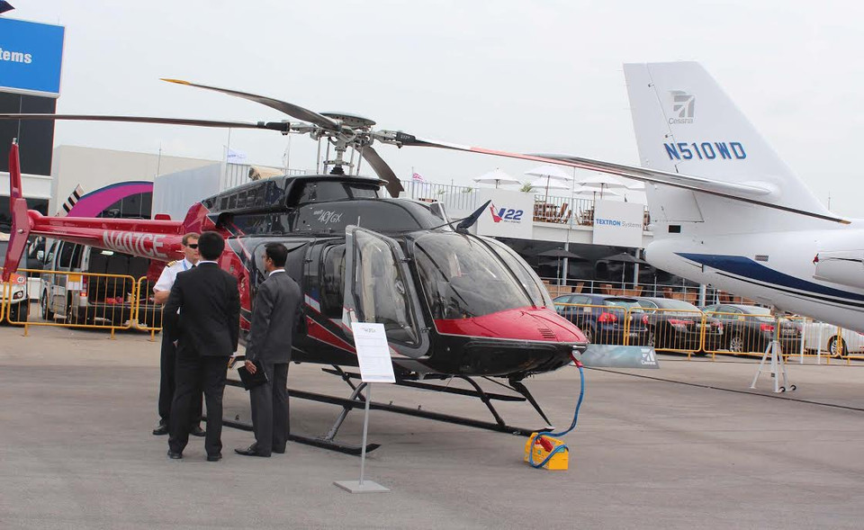 Những chiếc trực thăng được trưng bày ngoài trời tại Singapore Air show 2014