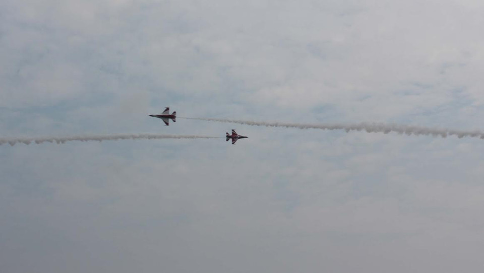 Máy bay chiến đấu của quân Singapore thưc hiện pha trình diễn ấn tượng tại Singapore Air show 2014