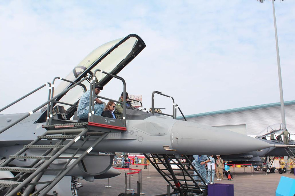 Chiếc máy bay chở khách Boing khổng lồ của hãng hàng không Quatar được trưng bày ngoài trời tại Singapore Air show 2014