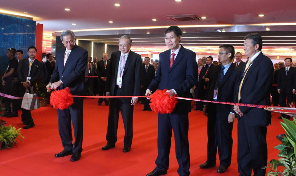 Bộ trưởng Quốc phòng Ng Eng Hen (trái) và Bộ trưởng Giao thông Lui Tuck Yew cắt băng khai mạc Singapore Air show 2014.