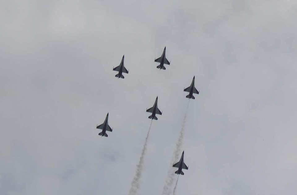 Máy bay chiến đấu của quân Singapore thưc hiện pha trình diễn ấn tượng tại Singapore Air show 2014