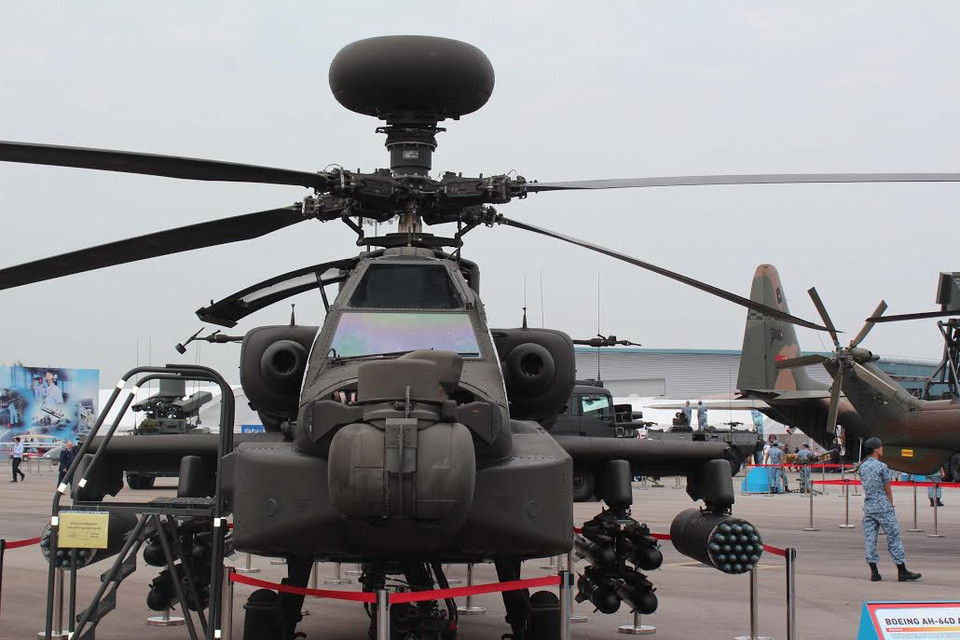 Những chiếc trực thăng được trưng bày ngoài trời tại Singapore Air show 2014