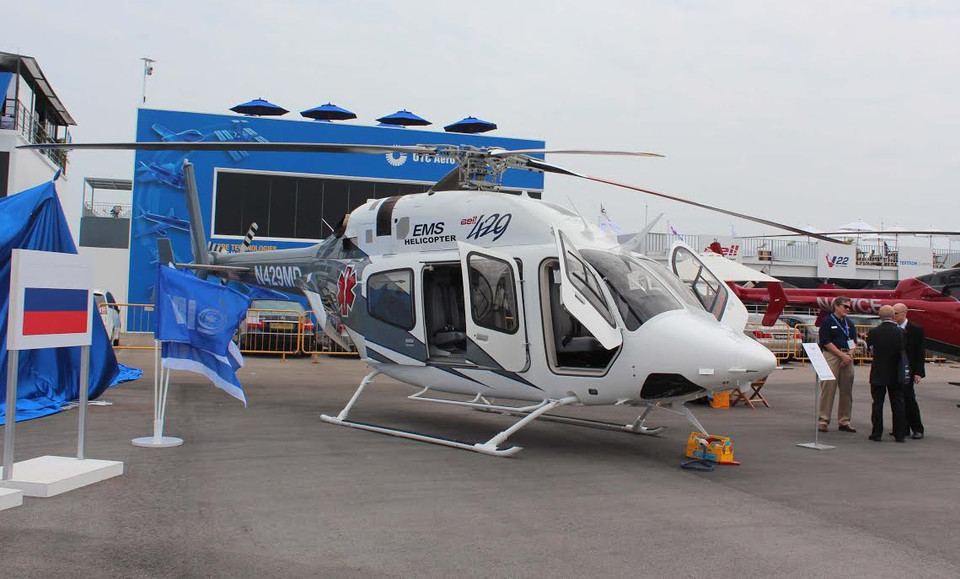 Những chiếc trực thăng được trưng bày ngoài trời tại Singapore Air show 2014