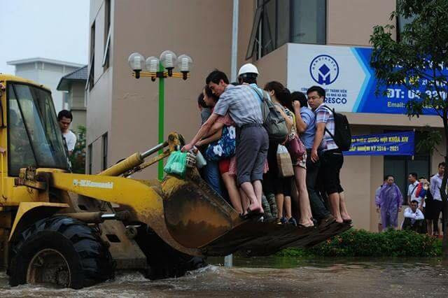 Người dân phải nhờ xe cẩu cẩu ra. (Ảnh: Lê Minh Sơn/Vietnam+)