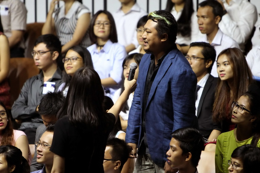 Các thành viên của Sáng kiến Thủ lĩnh trẻ Đông Nam Á (YSEALI) phát biểu ý kiến tại cuộc gặp gỡ. (Ảnh: Quang Nhựt/TTXVN)