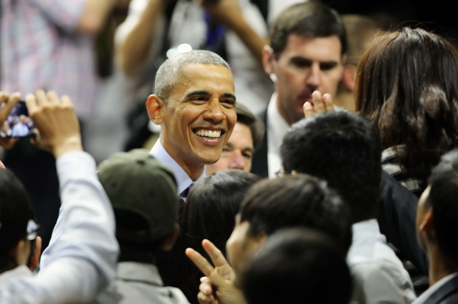 Tổng thống Barack Hussein Obama với các bạn trẻ thành viên Sáng kiến Thủ lĩnh Trẻ Đông Nam Á tại buổi gặp gỡ, giao lưu. (Ảnh: Quang Nhựt/TTXVN)