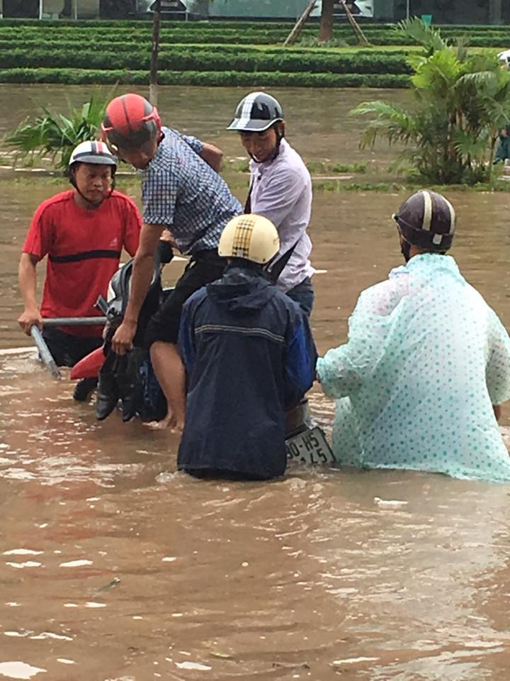Xe cải tiến chở xe máy thoát khỏi khu vực ngập lụt quanh Keangnam có giá 50.000 đồng/xe.(Ảnh: PV/Vietnam+) 