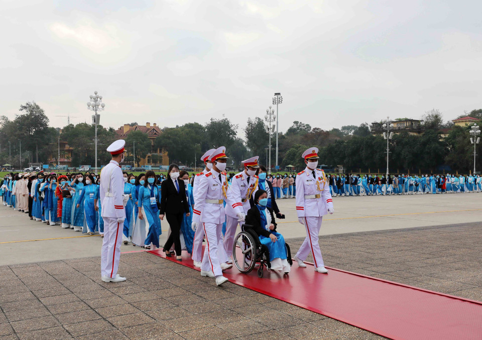 Hình ảnh các đại biểu phụ nữ vào Lăng viếng Chủ tịch Hồ Chí Minh. (Ảnh: An Đăng/TTXVN)
