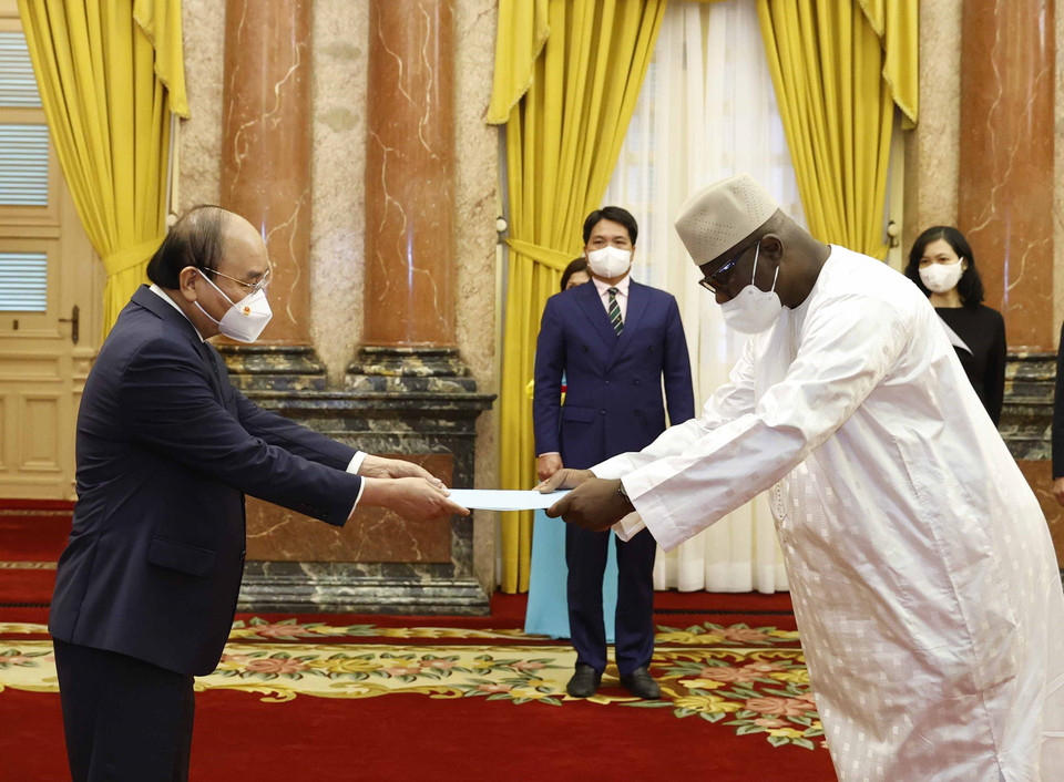 Chủ tịch nước Nguyễn Xuân Phúc nhận Quốc thư của Đại sứ Sierra Leone Ernest Mbaimba Ndomahina. (Ảnh: Thống Nhất/TTXVN)