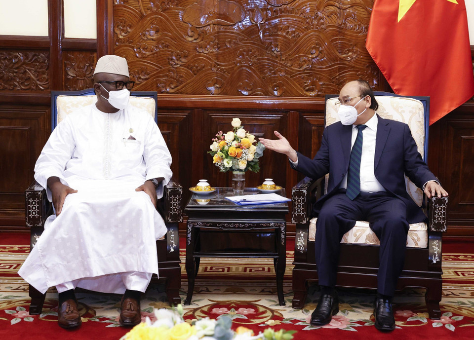 Chủ tịch nước Nguyễn Xuân Phúc tiếp Đại sứ Sierra Leone Mbaimba Ndomahina. (Ảnh: Thống Nhất/TTXVN)