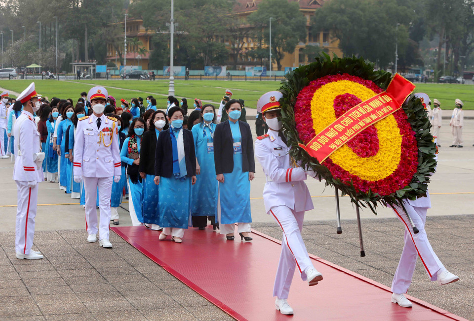Hình ảnh các đại biểu đặt vòng hoa và vào Lăng viếng Chủ tịch Hồ Chí Minh. (Ảnh: An Đăng/TTXVN)