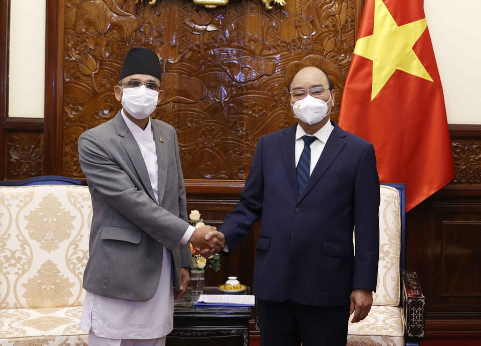 Chủ tịch nước Nguyễn Xuân Phúc chụp ảnh chung với Đại sứ Nepal Ganesh Prasad Dhakal. (Ảnh: Thống Nhất/TTXVN)