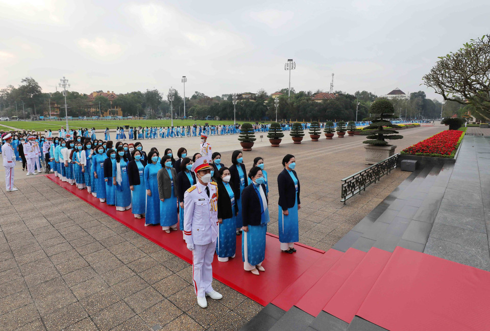 Các đại biểu tưởng niệm Chủ tịch Hồ Chí Minh. (Ảnh: An Đăng/TTXVN)