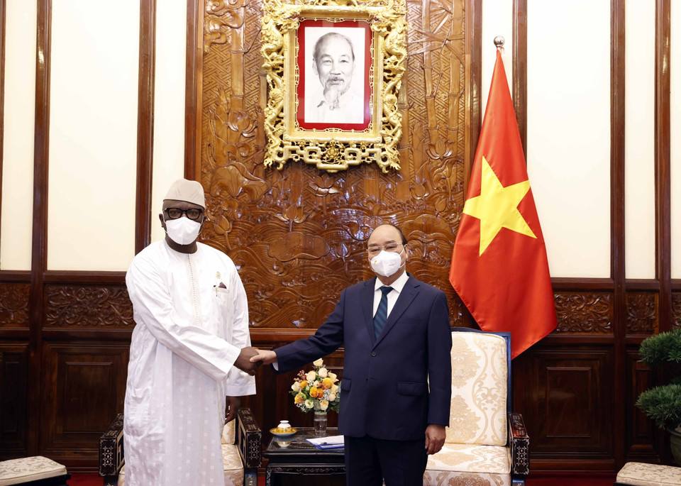 Chủ tịch nước Nguyễn Xuân Phúc chụp ảnh chung với Đại sứ Sierra Leone Mbaimba Ndomahina. (Ảnh: Thống Nhất/TTXVN)