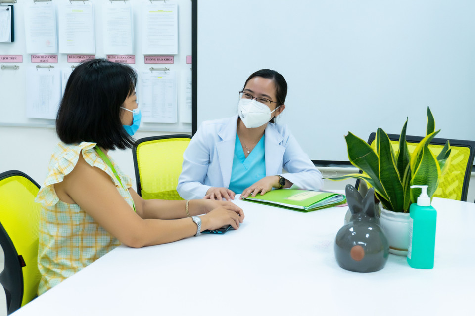 Người được thụ hưởng chính sách này là vợ chồng chị P.T.H.N ở Đồng Nai. Trong ảnh: Chị P.T.H.N được các bác sỹ Bệnh viện Hùng Vương tư vấn nhờ mang thai hộ. (Ảnh: TTXVN phát)