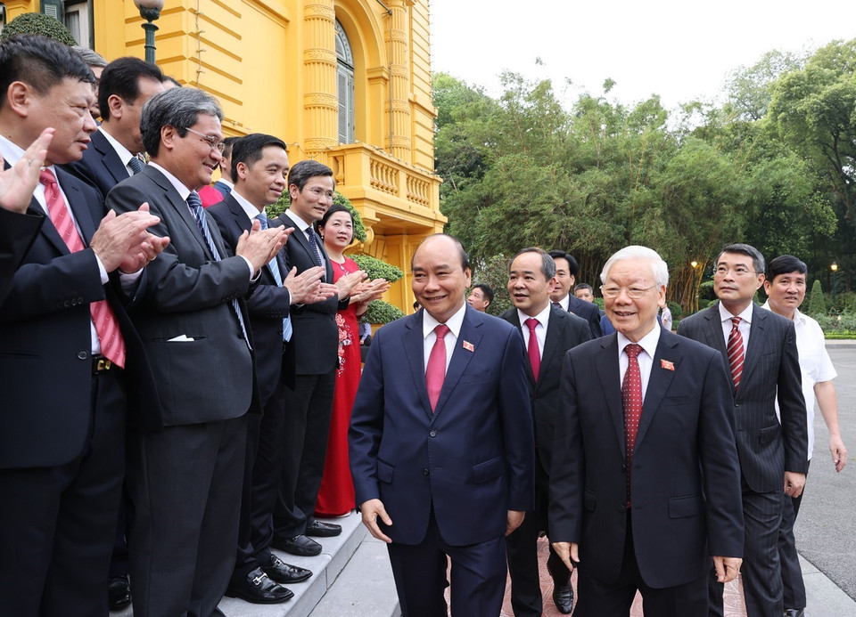 Tổng Bí thư Nguyễn Phú Trọng và Chủ tịch nước Nguyễn Xuân Phúc đến dự Lễ bàn giao. (Ảnh: Trí Dũng/TTXVN)