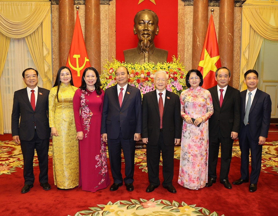 Tổng Bí thư Nguyễn Phú Trọng và Chủ tịch nước Nguyễn Xuân Phúc cùng các đồng chí lãnh đạo và nguyên lãnh đạo Đảng, Nhà nước dự Lễ bàn giao. (Ảnh: Trí Dũng/TTXVN)