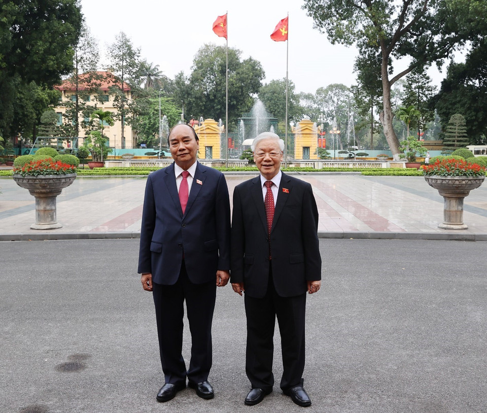 Tổng Bí thư Nguyễn Phú Trọng và Chủ tịch nước Nguyễn Xuân Phúc dự Lễ bàn giao. (Ảnh: Trí Dũng/TTXVN)